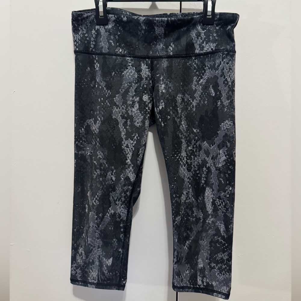 Alo Black & White cropped leggings